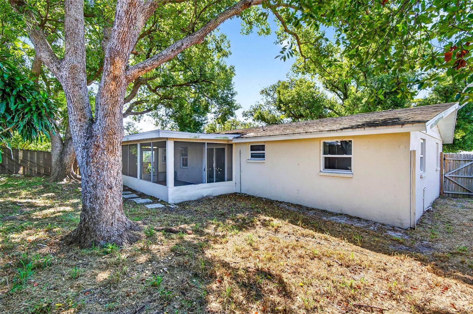 HOLIDAY GARDENS ESTATES - Residential Lease