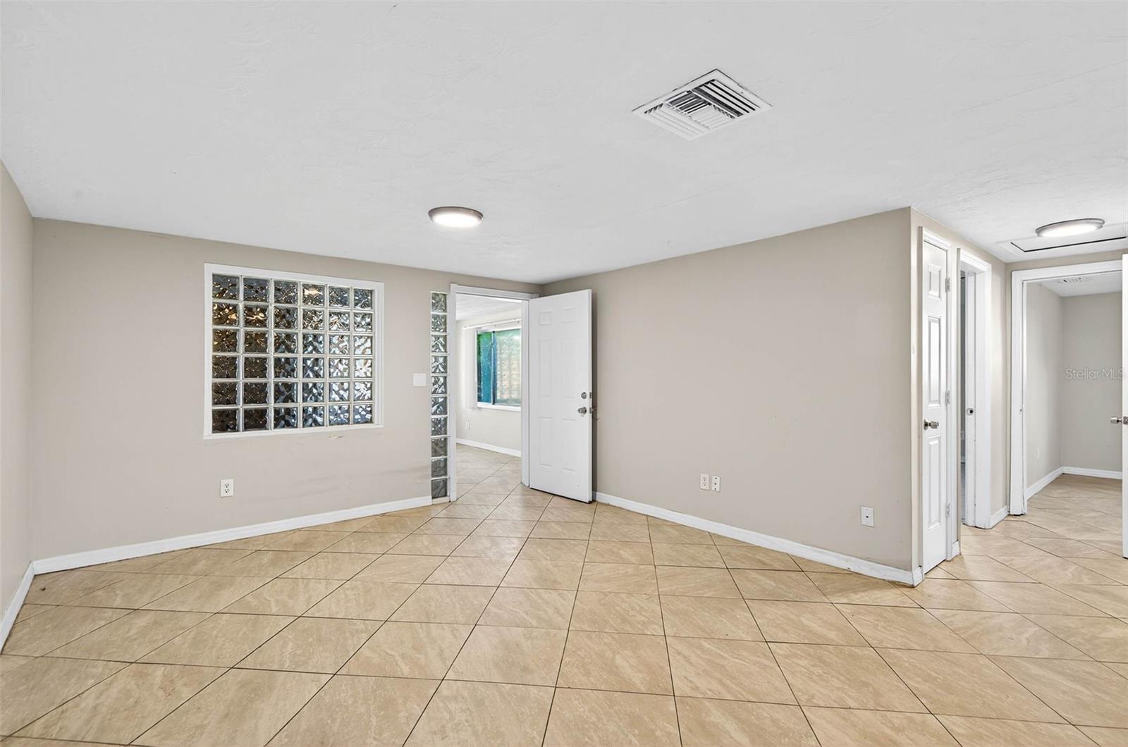 HOLIDAY GARDENS ESTATES - Residential Lease