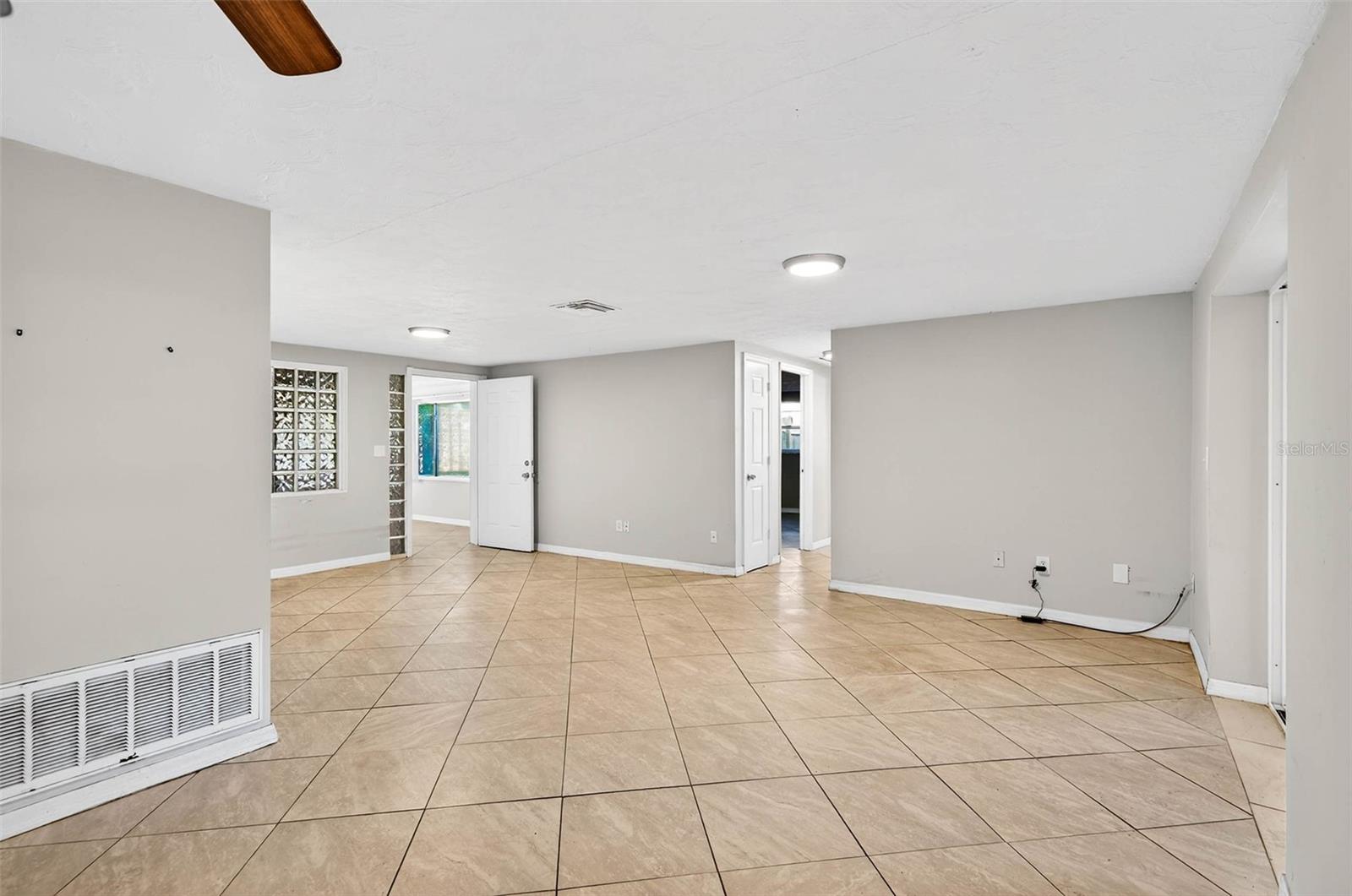 HOLIDAY GARDENS ESTATES - Residential Lease