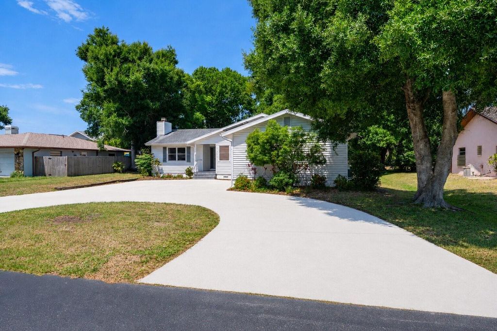 Photo of 4424 Meadow Creek Circle, Sarasota, FL 34233 (MLS # A4693701)