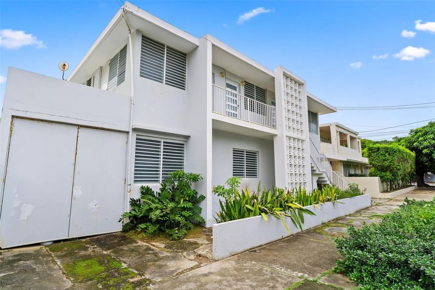 Unique opportunity in the Ocean Park neighborhood.

This multifamily property offers an outstanding investment opportunity featuring four water meters and four electric meters, providing flexibility for multiple income streams. The main house (4 bedrooms and 3 bathrooms) is spacious with high ceilings, includes an independent accessory unit at the rear, and has three additional apartments on the upper level.

Apartment 1: 1 bedroom and 1 bathroom 
Apartment 2: 2 bedrooms and 1 bathroom plus terrace
Apartment 3: 1 bedroom and 1 bathroom plus terrace

Ideal for those who wish to live in one of the units and rent out the others, or for investors looking to maximize income through short- or long-term rentals. Located just one minute walking from the beach at the end of Calle Italia, one of the quietest streets in Ocean Park, this property enjoys controlled access and very limited traffic, offering both privacy and excellent income potential in one of San Juan’s most desirable coastal communities.