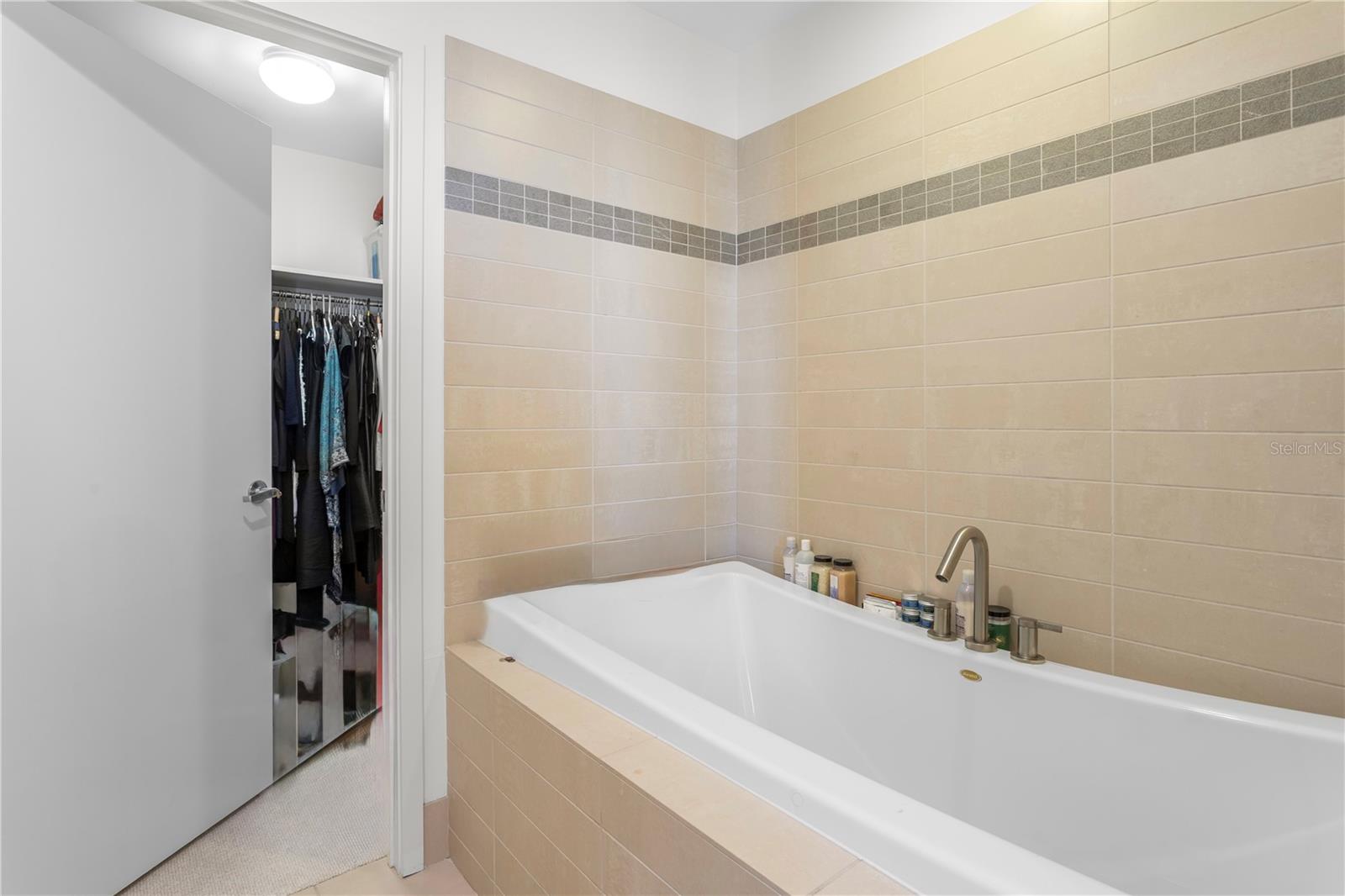 SIGNATURE PLACE CONDO - Residential