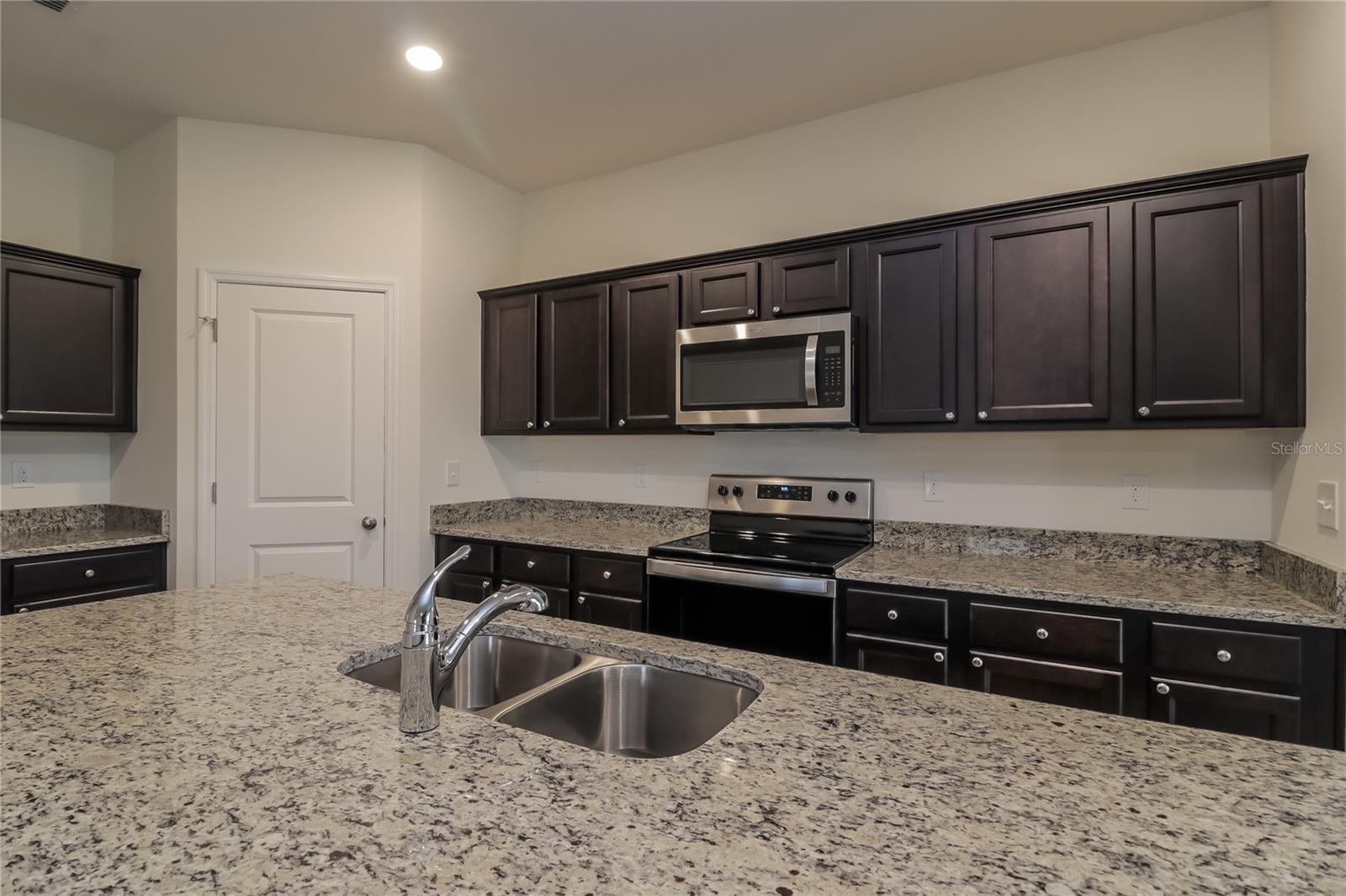 COASTAL WOODS UN B2 - Residential Lease