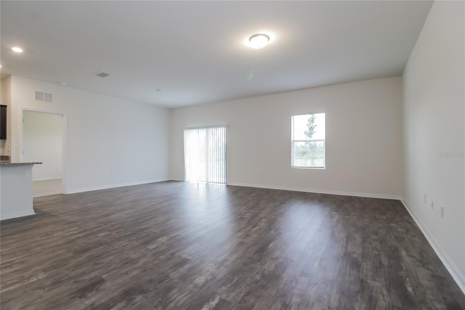 COASTAL WOODS UN B2 - Residential Lease