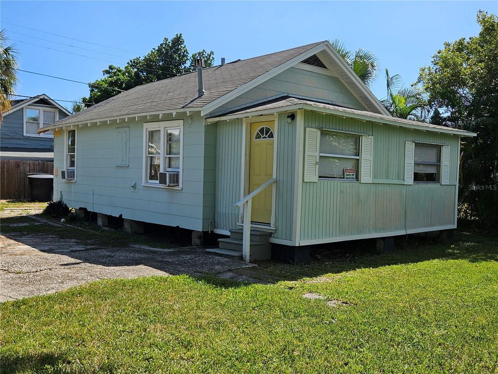 Photo of 925 Queen Street N, St Petersburg, FL 33713 (MLS # TB8439254)