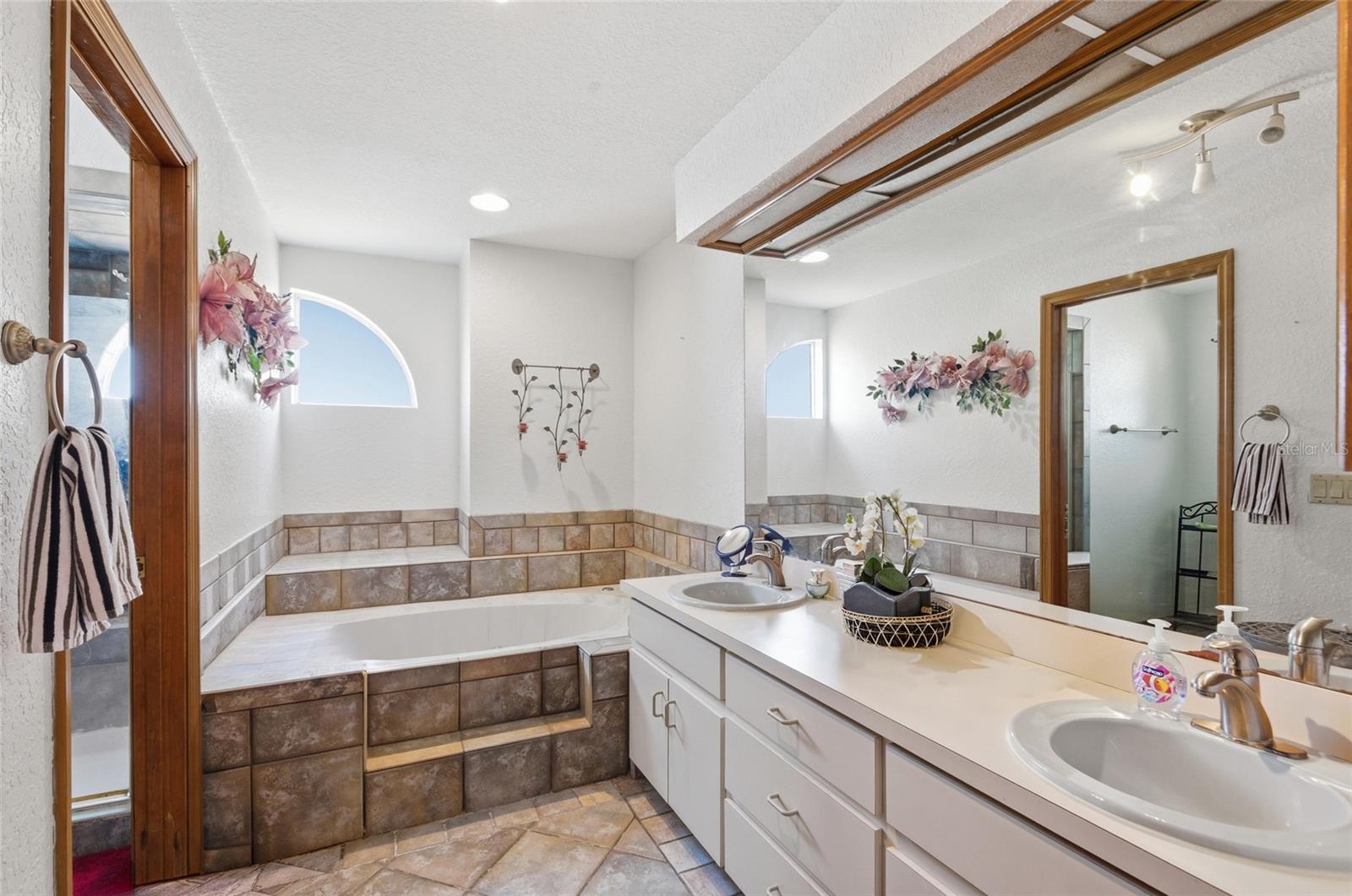 OVERLOOK ESTATES - Residential