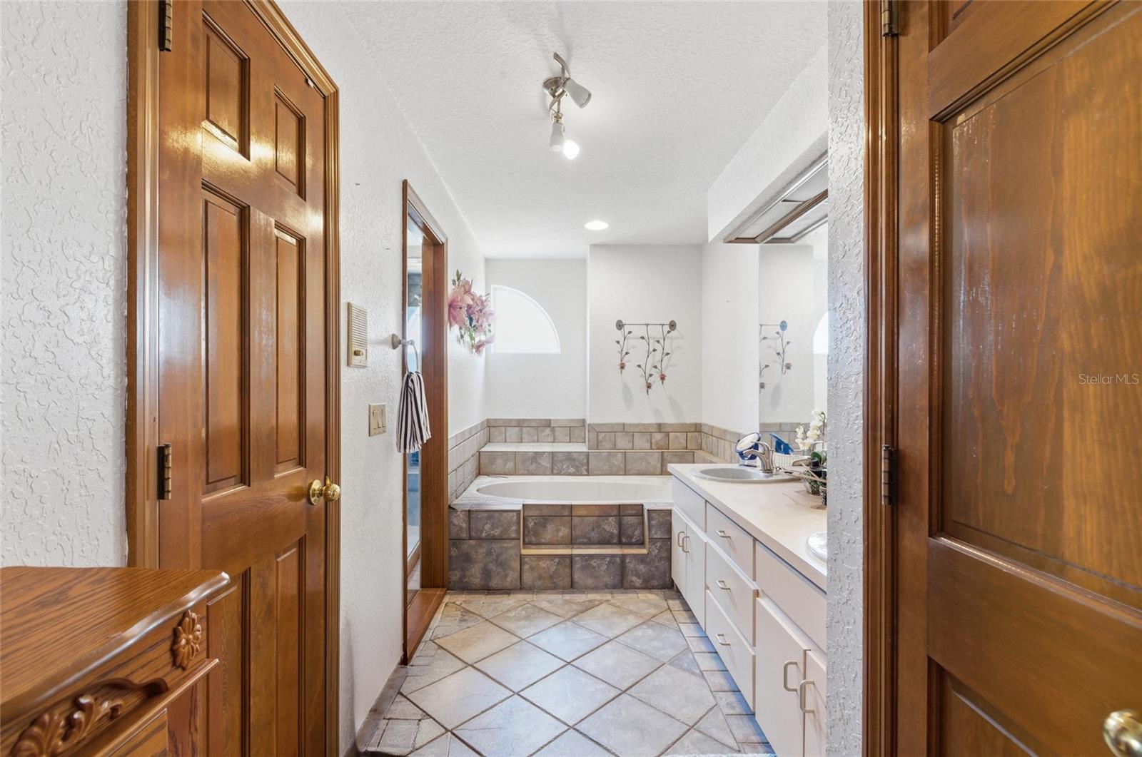 OVERLOOK ESTATES - Residential