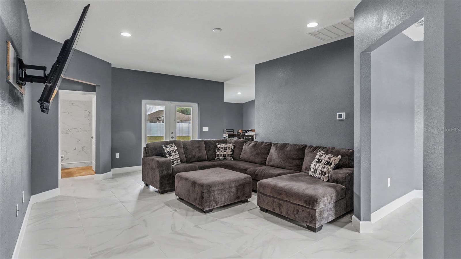 2048 WINDING RIVER COVE
