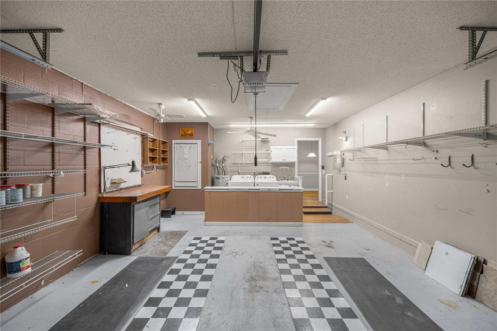 CIRCLE SQUARE WOODS - Residential