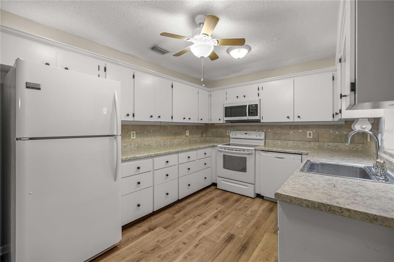 CIRCLE SQUARE WOODS - Residential