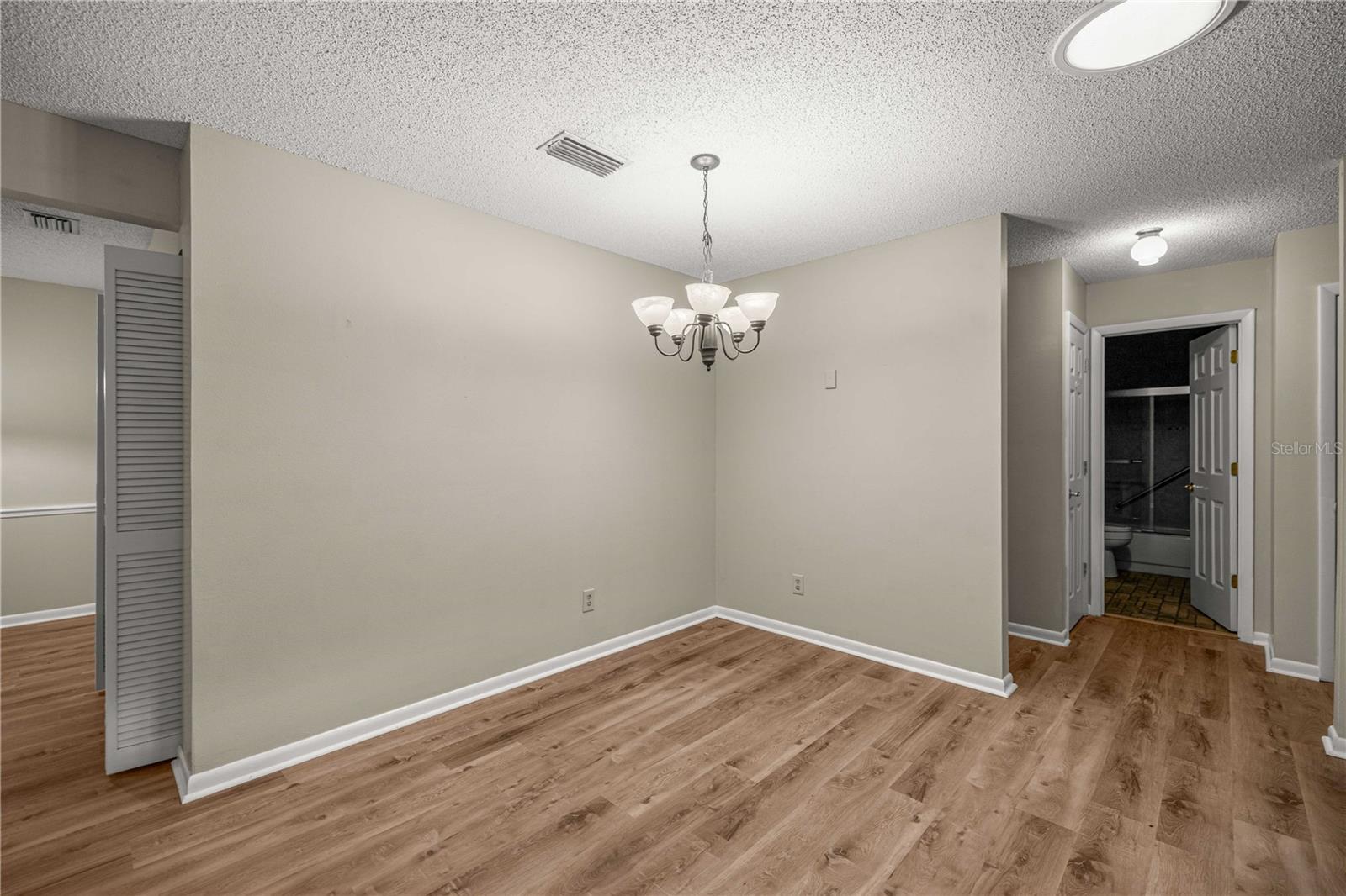 CIRCLE SQUARE WOODS - Residential