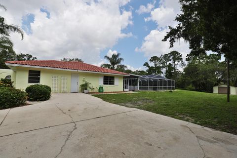 A home in LAKE WALES