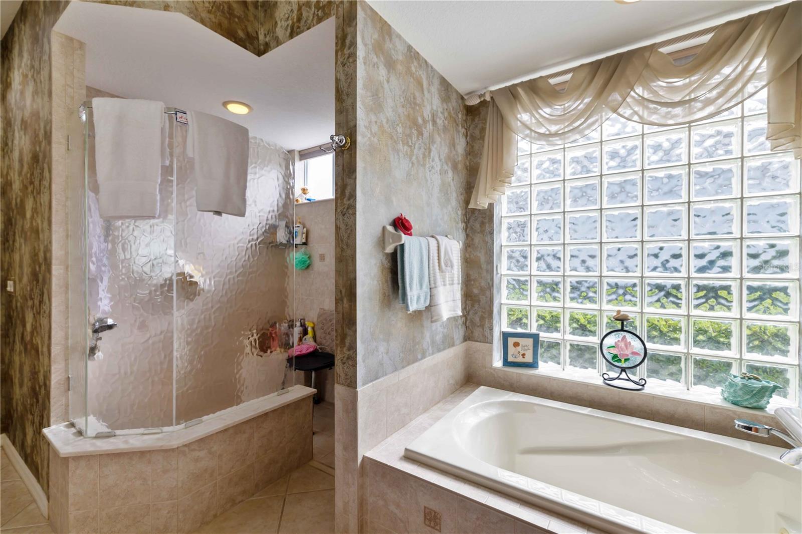 UNIVERSITY PLACE - Residential