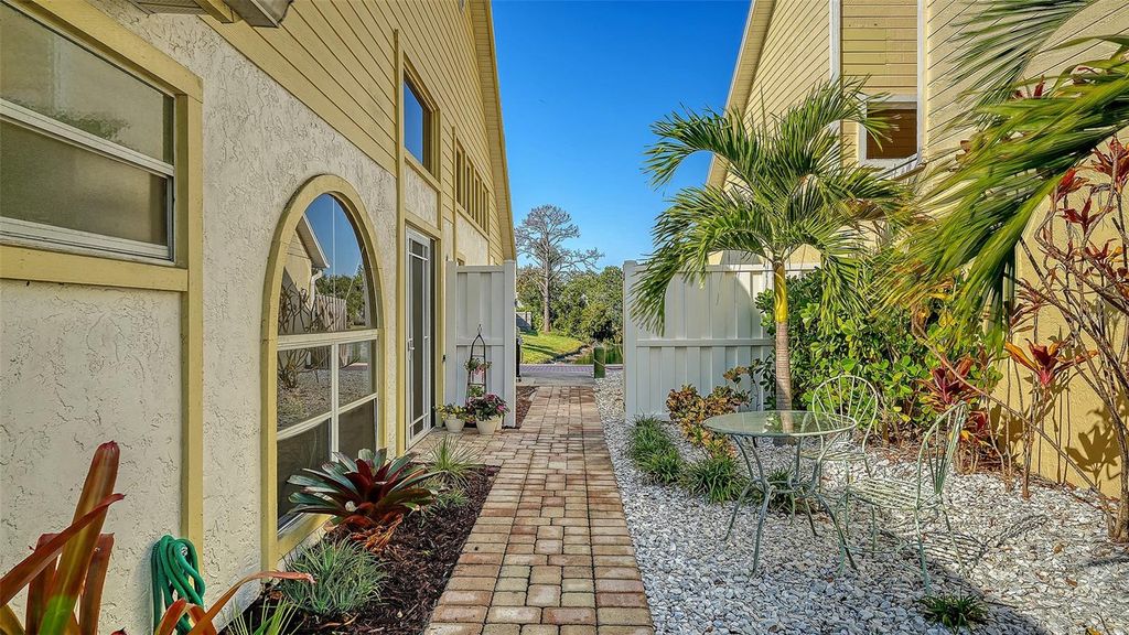 Photo of 7833 Ontario Street Circle, Sarasota, FL 34243 (MLS # A4673199)