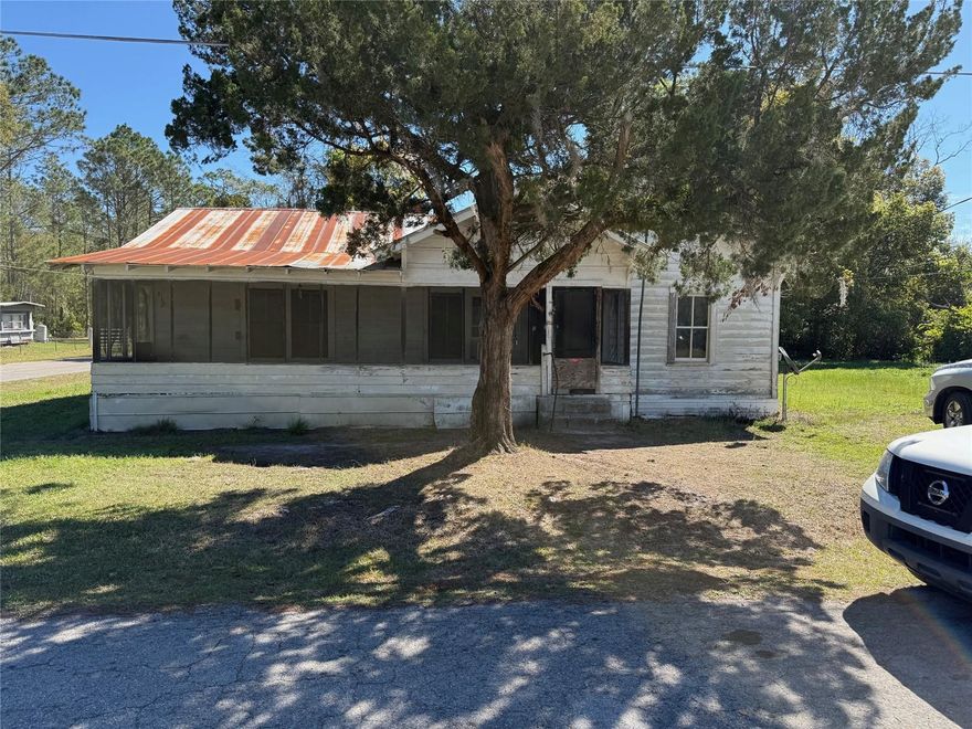 Investor Special!  This 3/1 in North Lake City needs some TLC but would be a great income property.  With hardwood floors and a spacious layout, this old house is a blank canvas. Outside the large  corner lot and roomy screened in porches offer an inviting curb appeal.  Call today to book your showing.