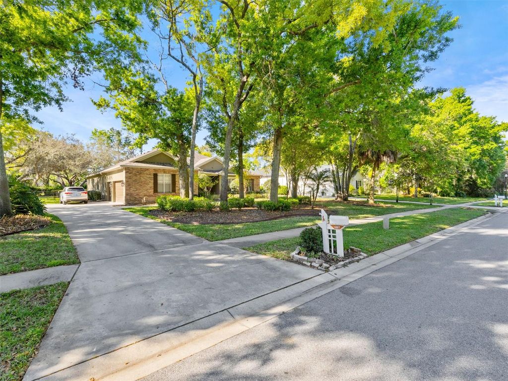 Photo of 6107 Kingbird Manor Drive, Lithia, FL 33547 (MLS # TB8490317)