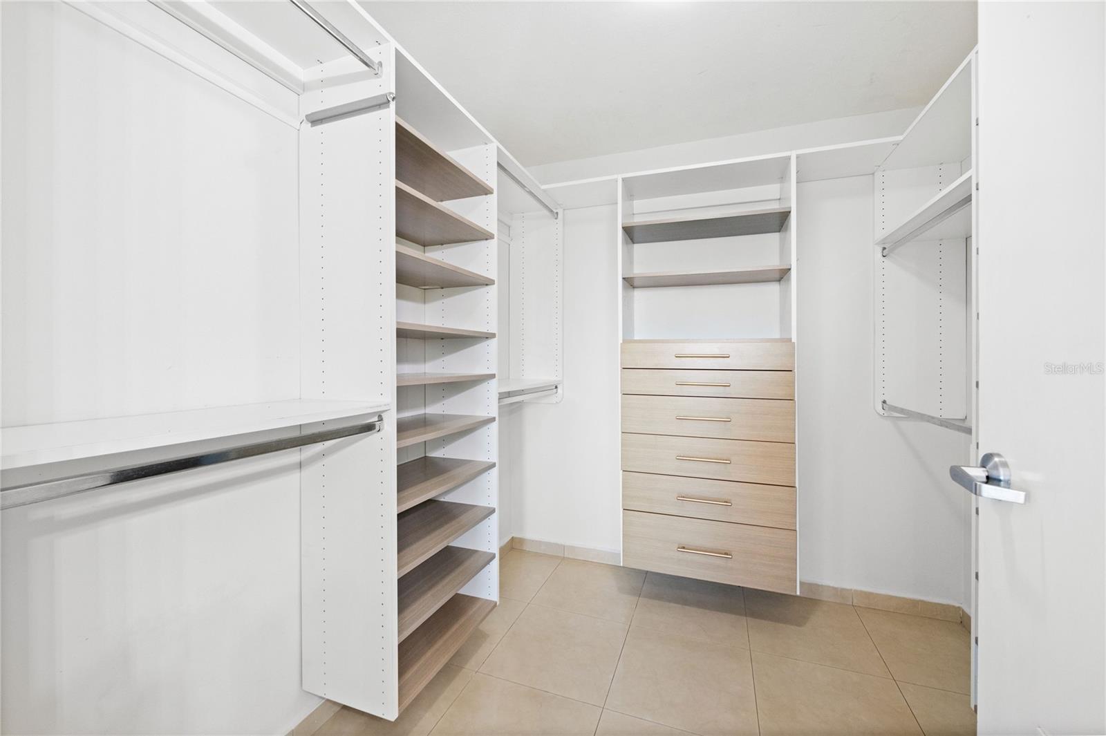 METRO PLAZA - Residential