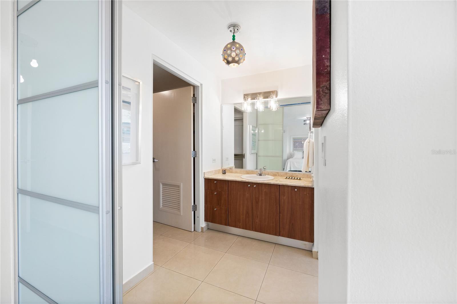 METRO PLAZA - Residential