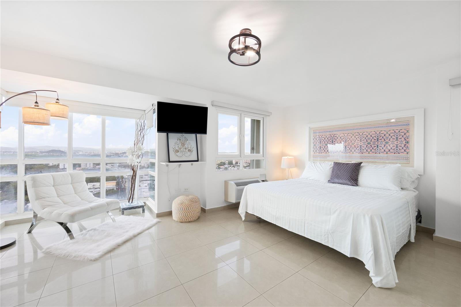 METRO PLAZA - Residential