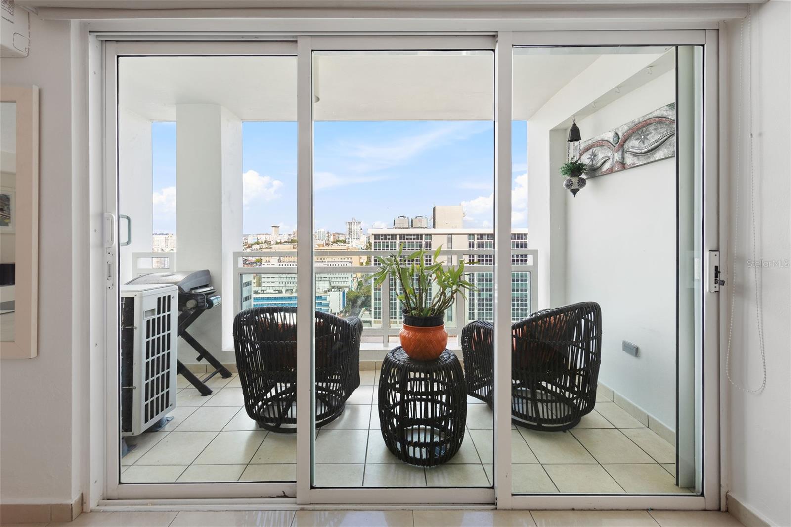 METRO PLAZA - Residential