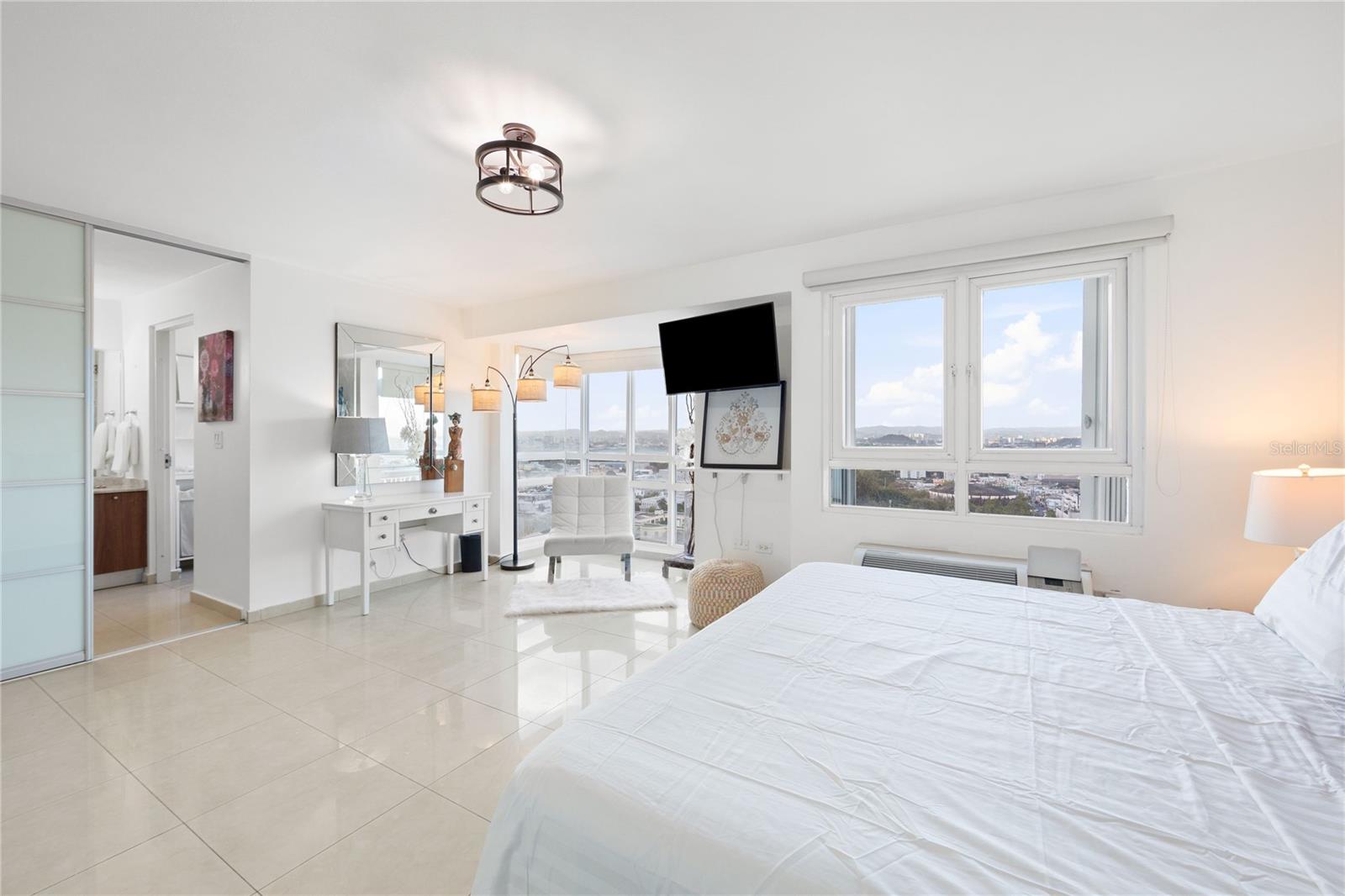 METRO PLAZA - Residential