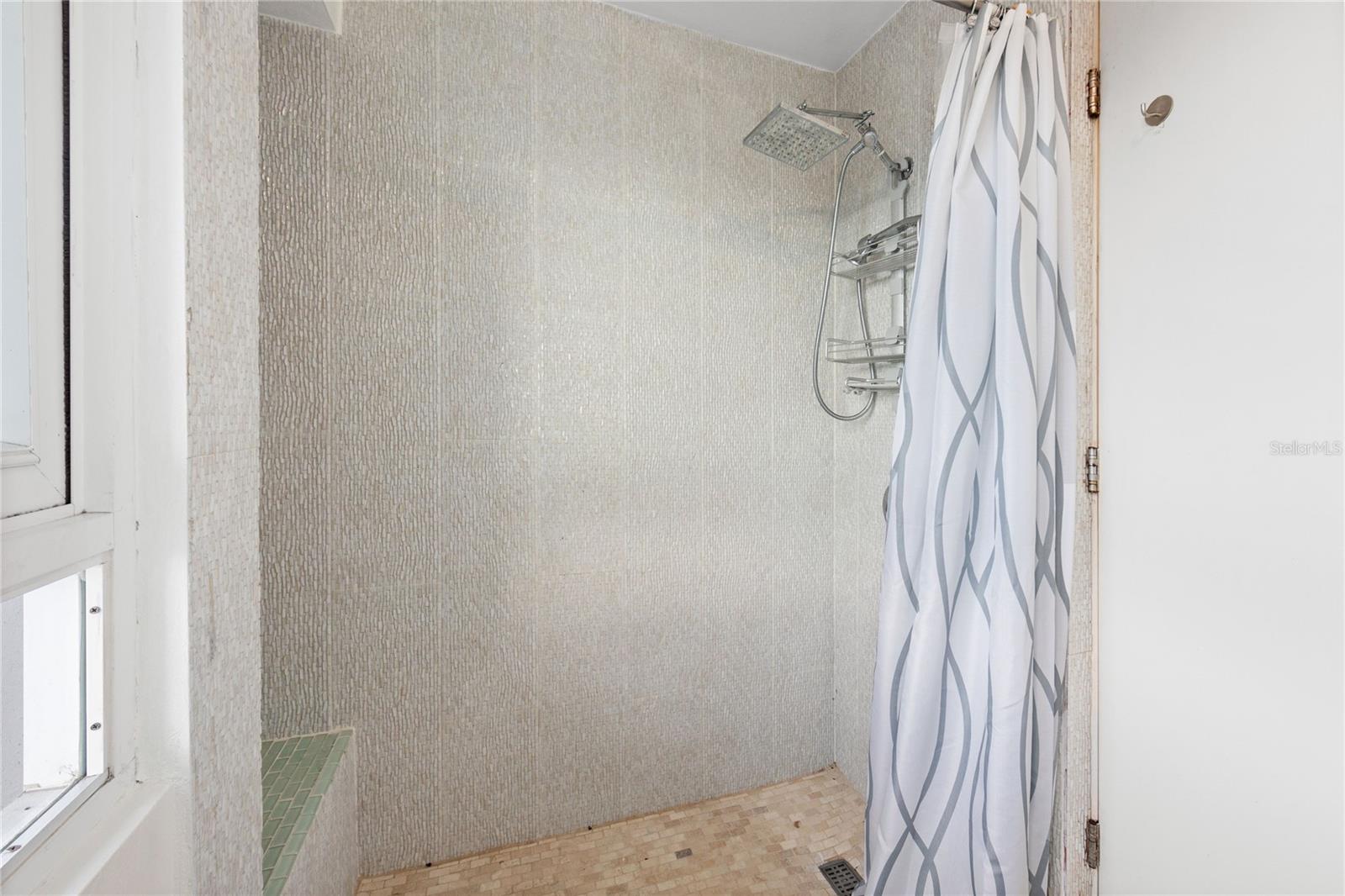 METRO PLAZA - Residential