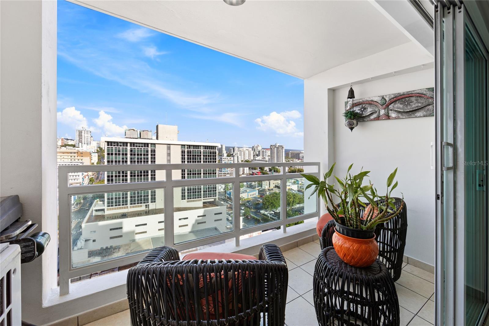 METRO PLAZA - Residential