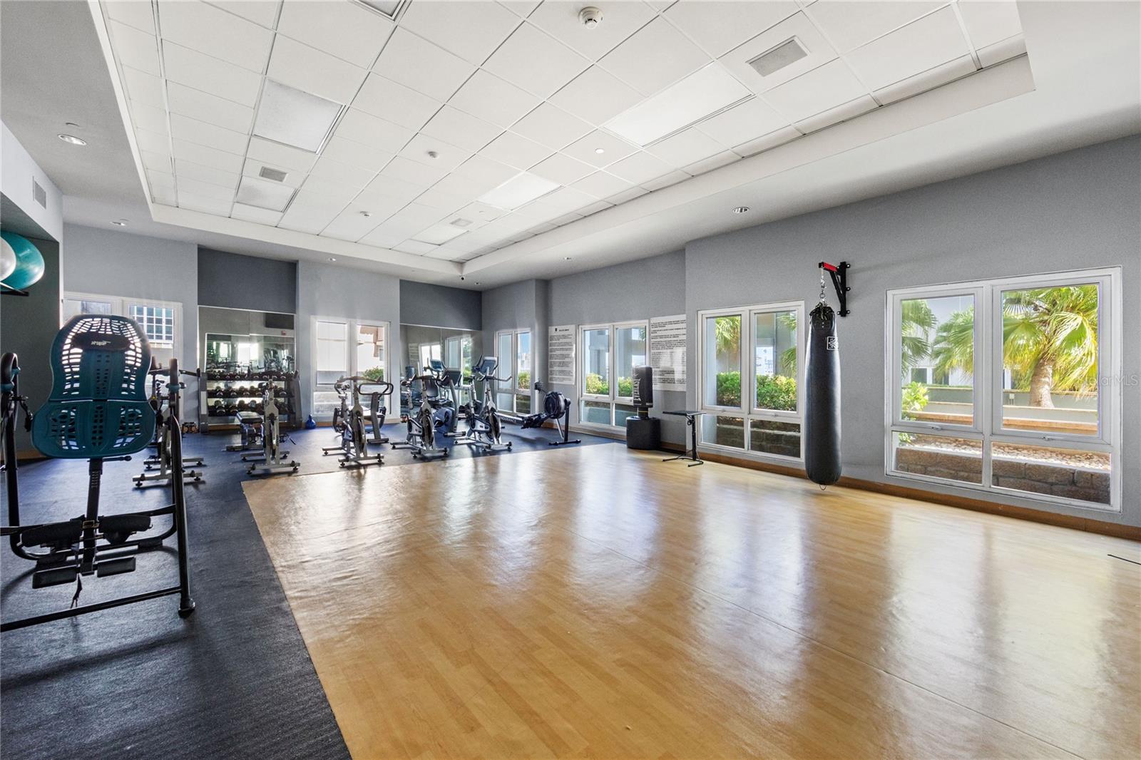 METRO PLAZA - Residential