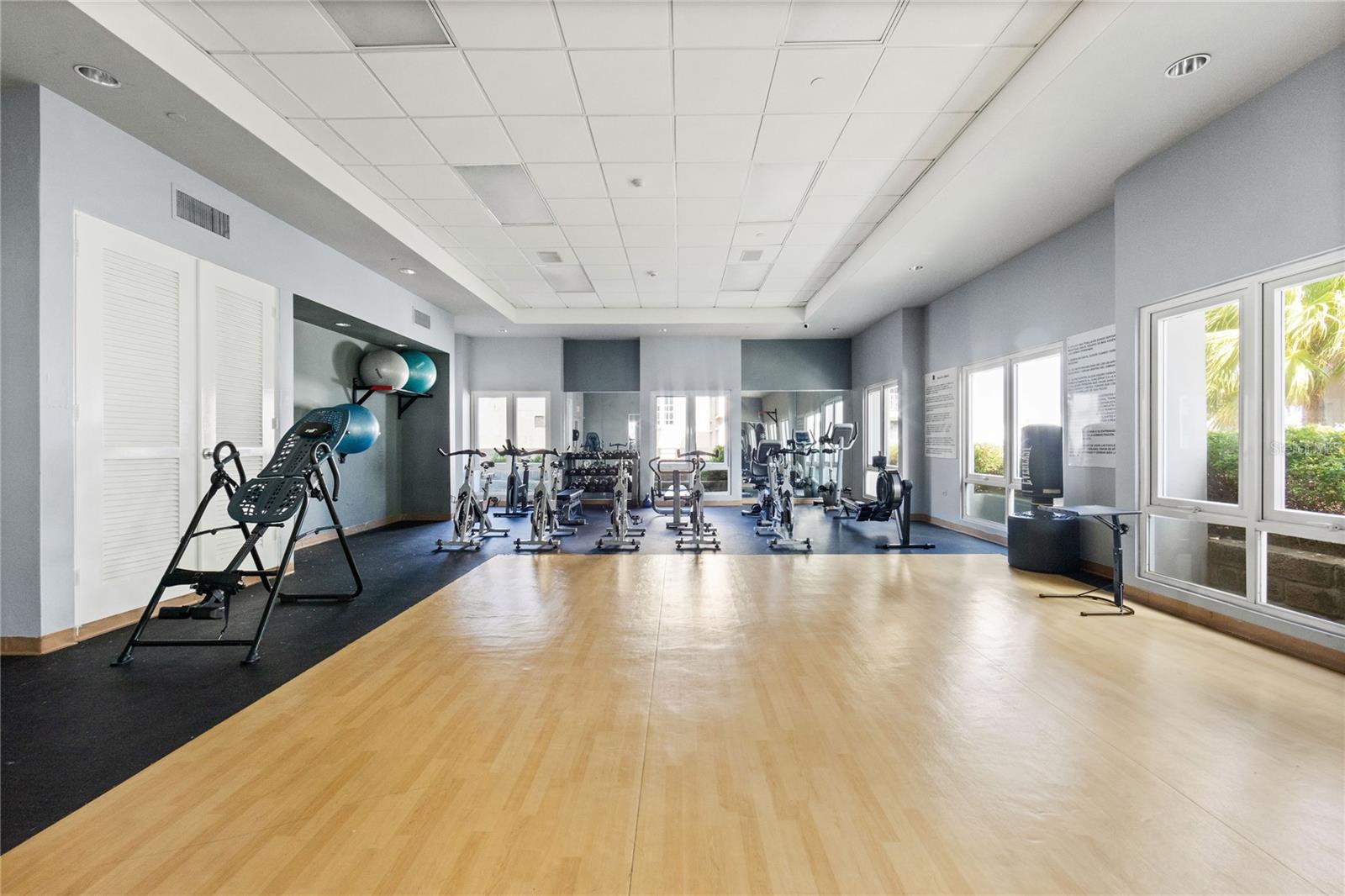 METRO PLAZA - Residential