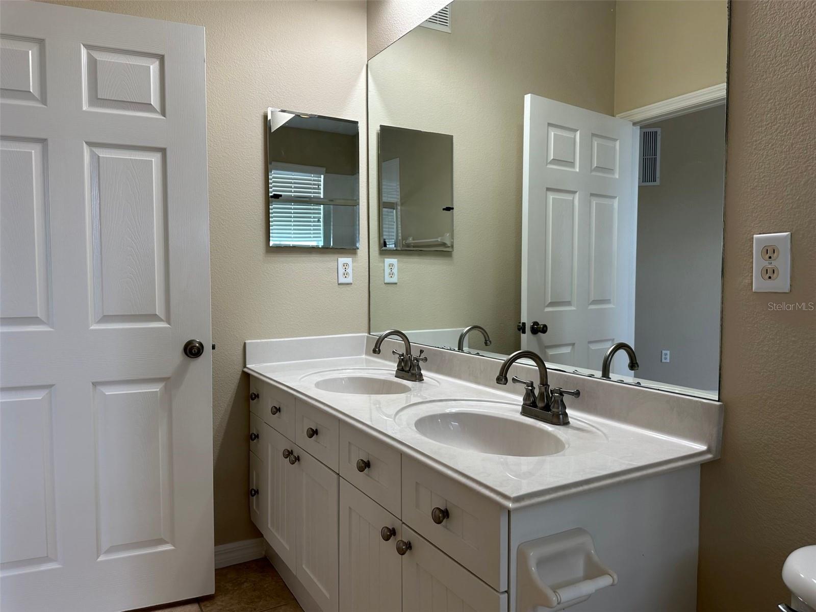 LAKESIDE/LKS/WINDERMERE - Residential Lease