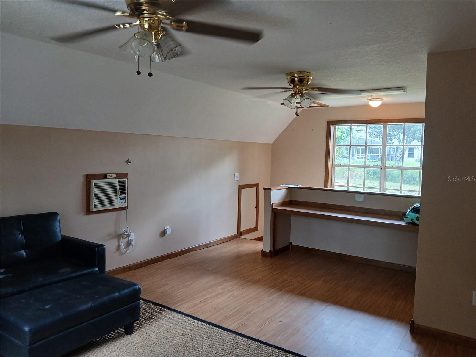 LAKE LOUISA OAKS - Residential