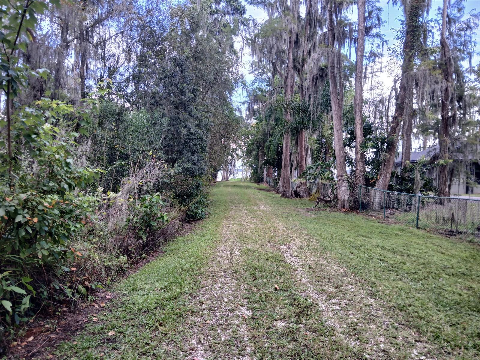 LAKE LOUISA OAKS - Residential