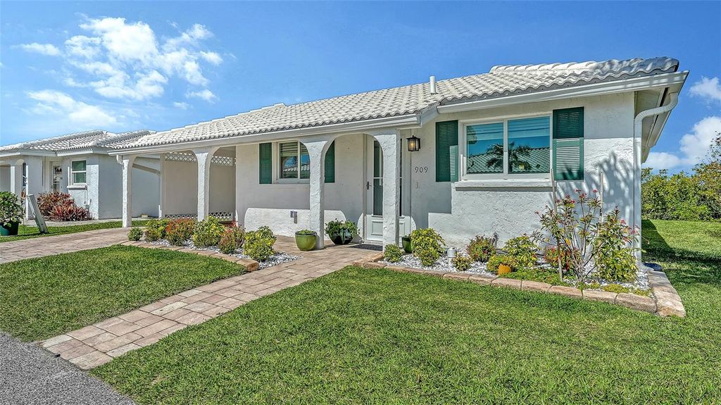 Photo of 909 Spanish Drive N, Longboat Key, FL 34228 (MLS # A4684728)