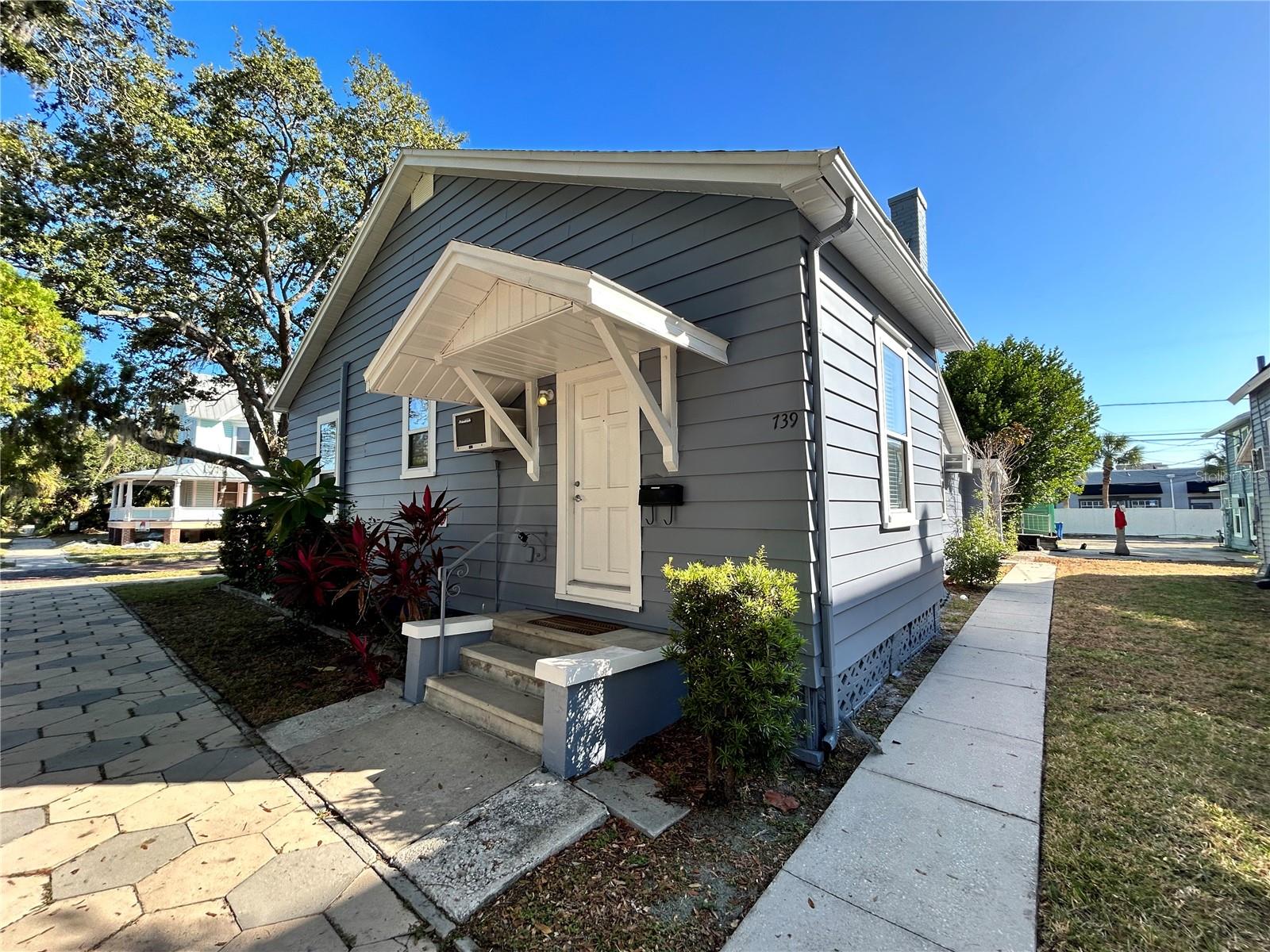 Spacious one bedroom apartment located just steps from downtown. Ample off street parking and onsite washer and dryer.