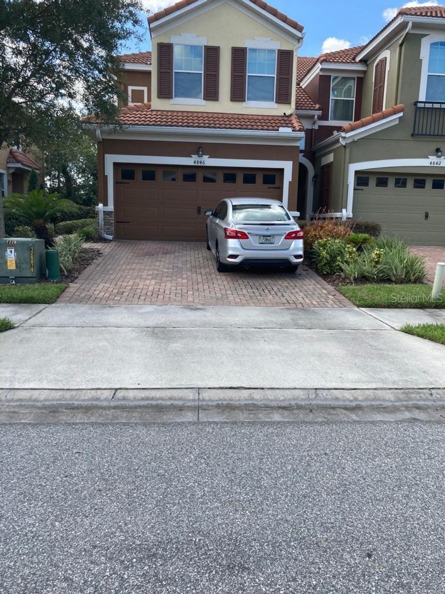 Town House in excellent location. Gated community. Swimming pool and fitness center.