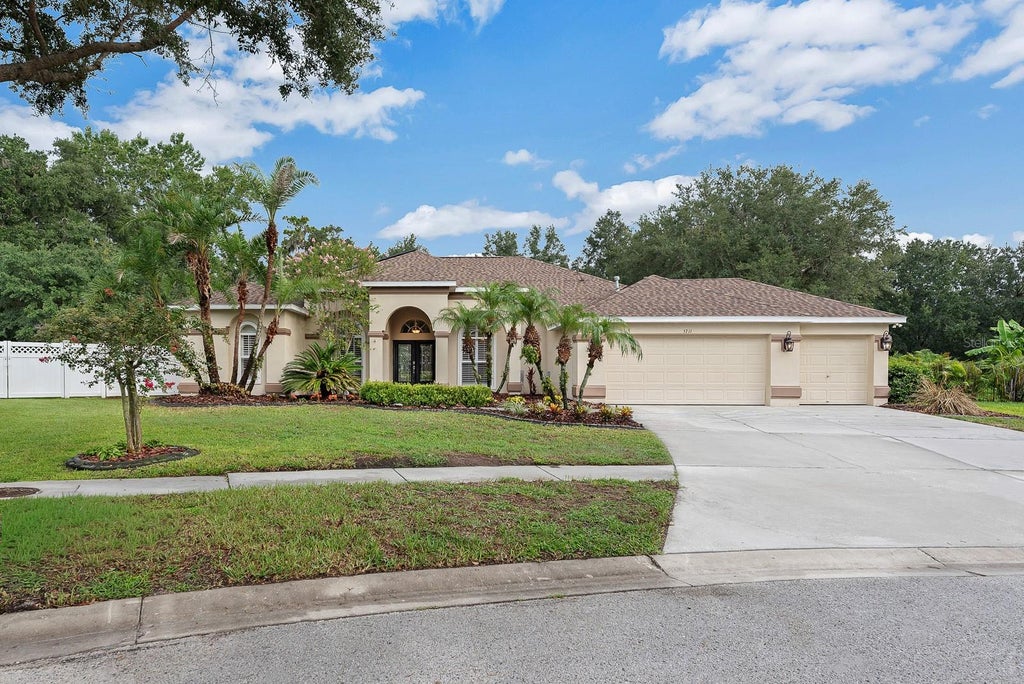 Photo of 5711 Tanagerside Road, Lithia, FL 33547 (MLS # TB8533062)
