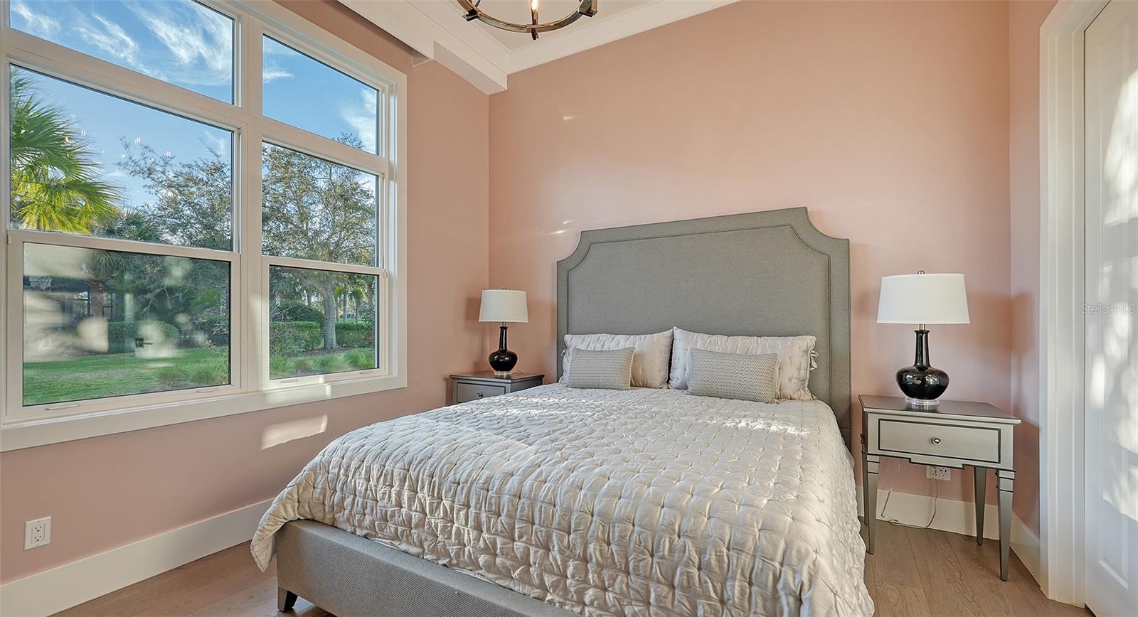 FOUNDERS CLUB - Residential