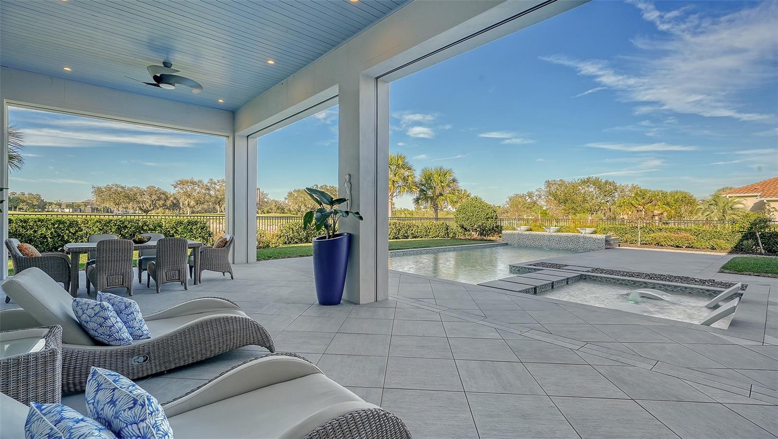 FOUNDERS CLUB - Residential