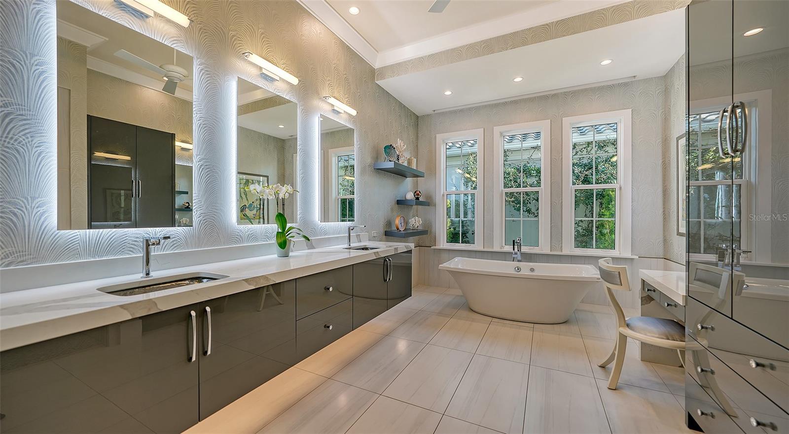 FOUNDERS CLUB - Residential