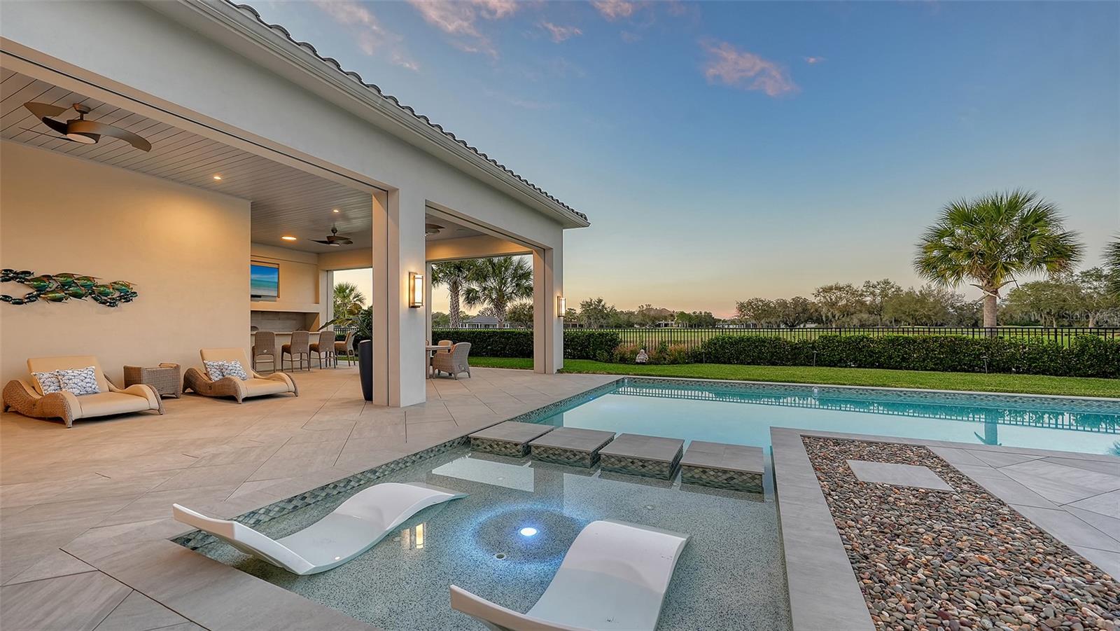 FOUNDERS CLUB - Residential