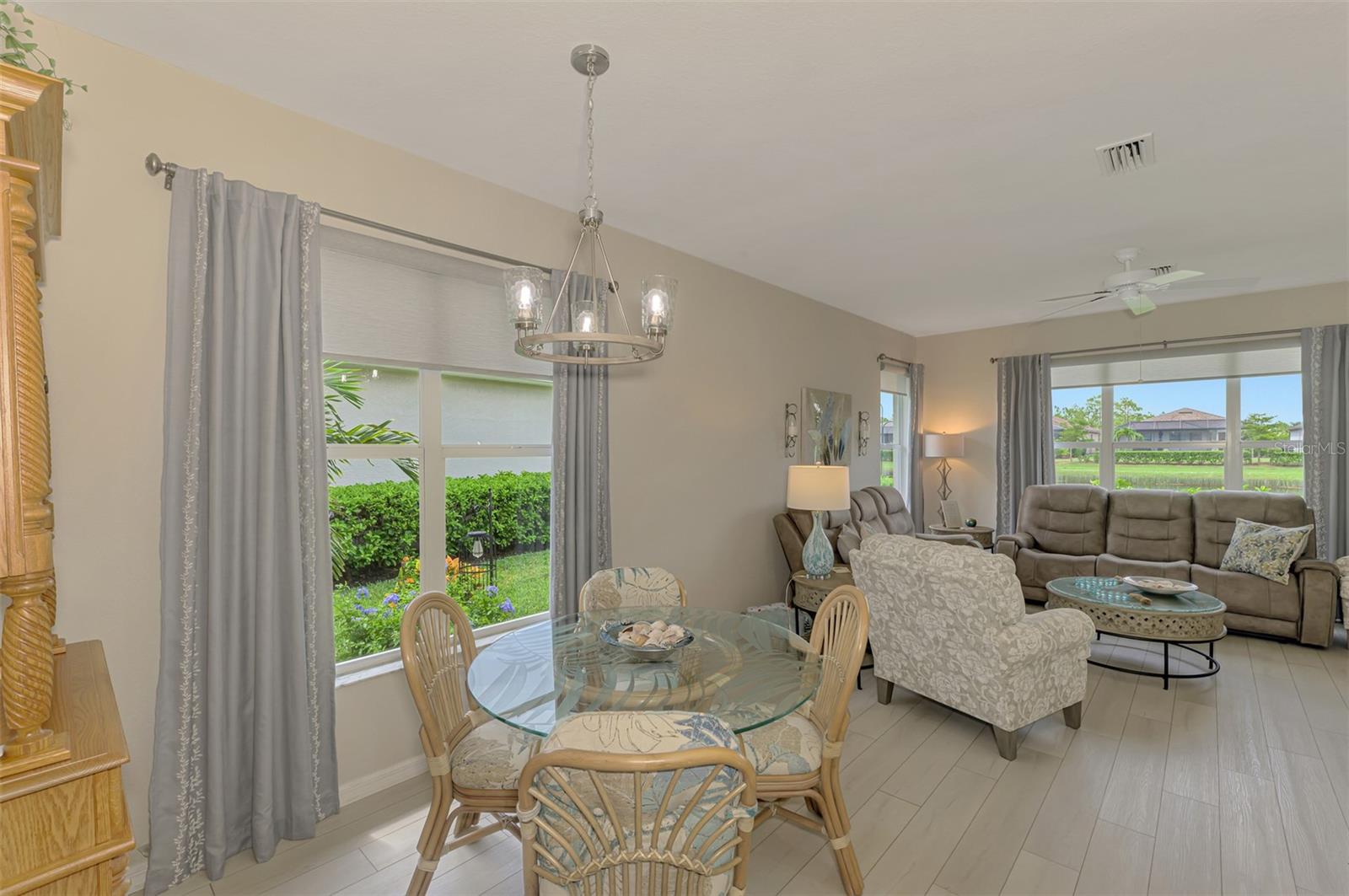 THE CARRIAGE HOMES OF LAKESIDE PLANTATION - Residential