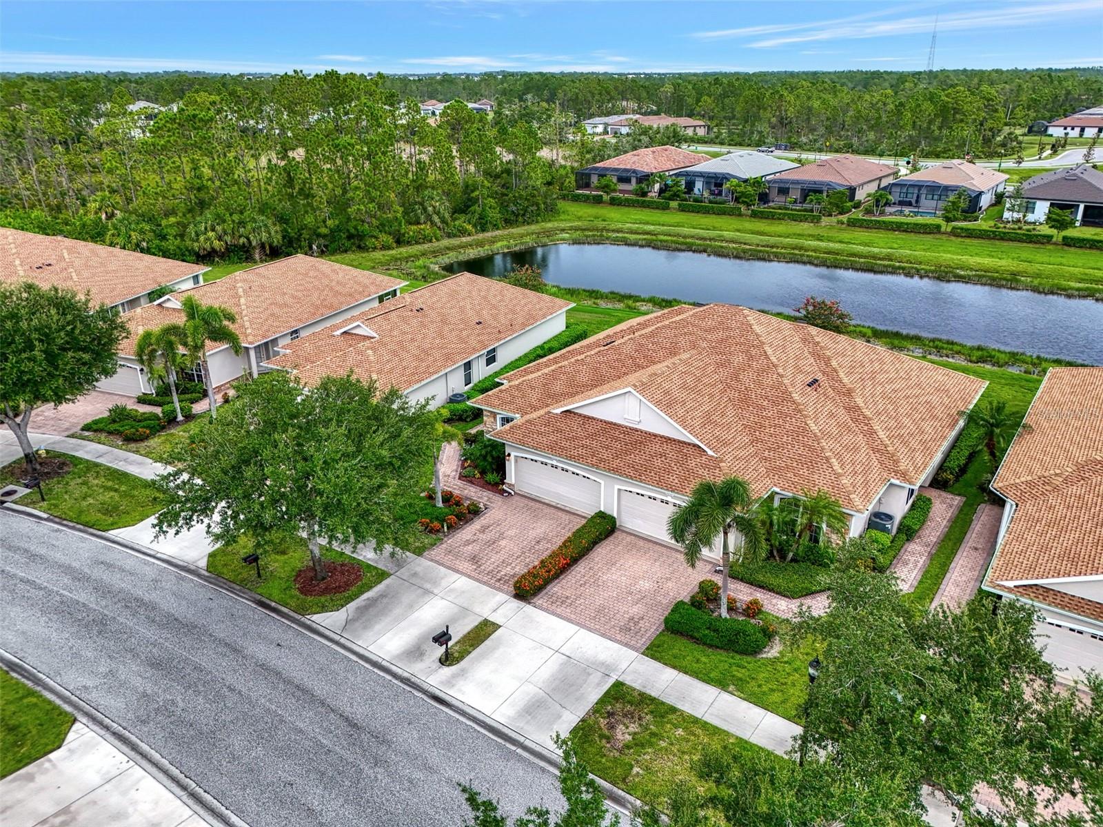 THE CARRIAGE HOMES OF LAKESIDE PLANTATION - Residential