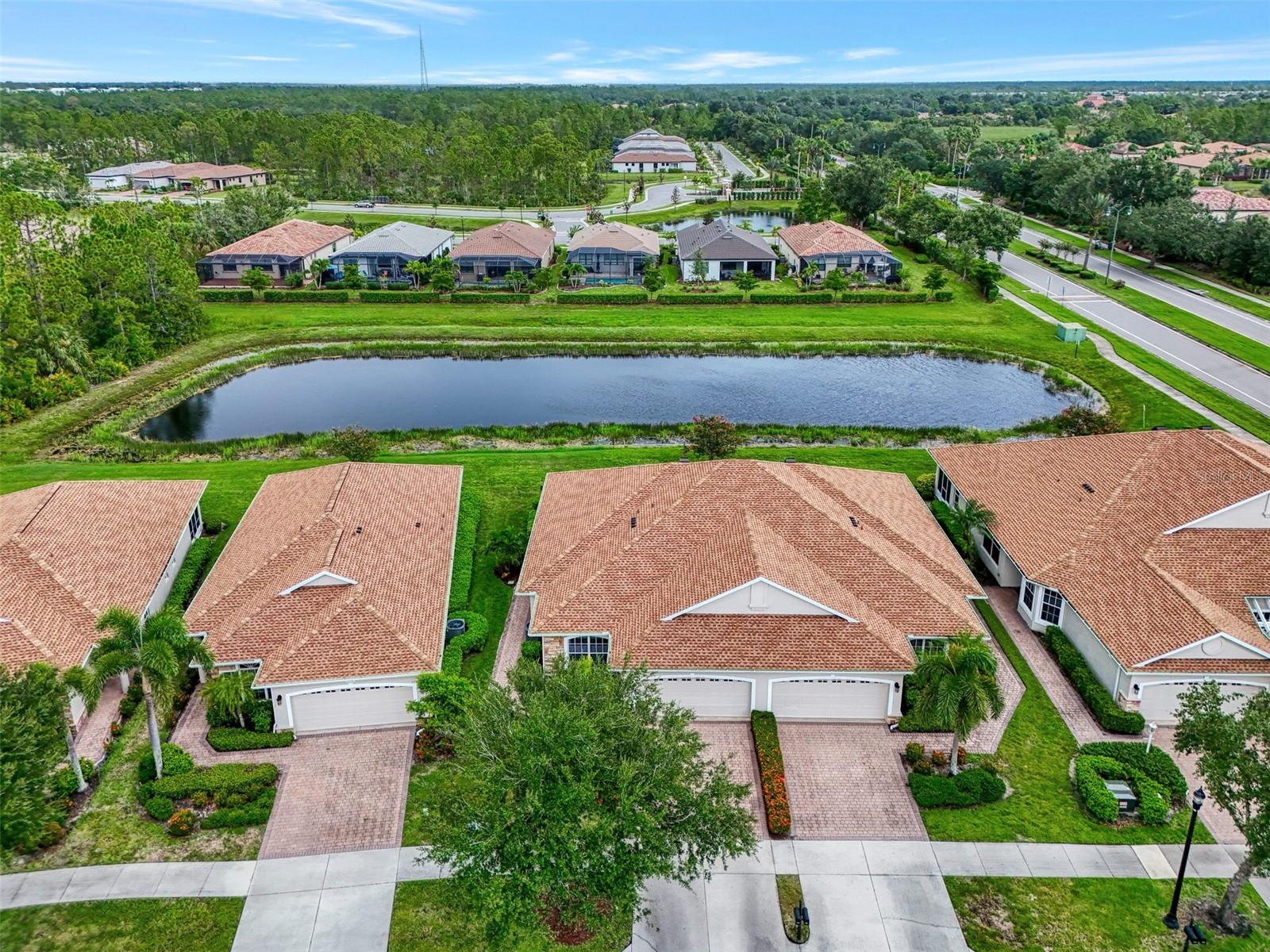 THE CARRIAGE HOMES OF LAKESIDE PLANTATION - Residential