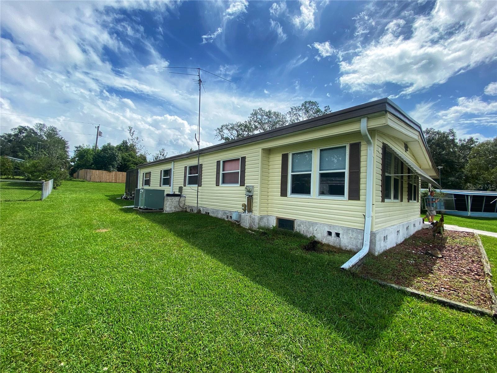 LADY LAKE OAK GROVE MOBILE HOME UNIT 01 - Residential