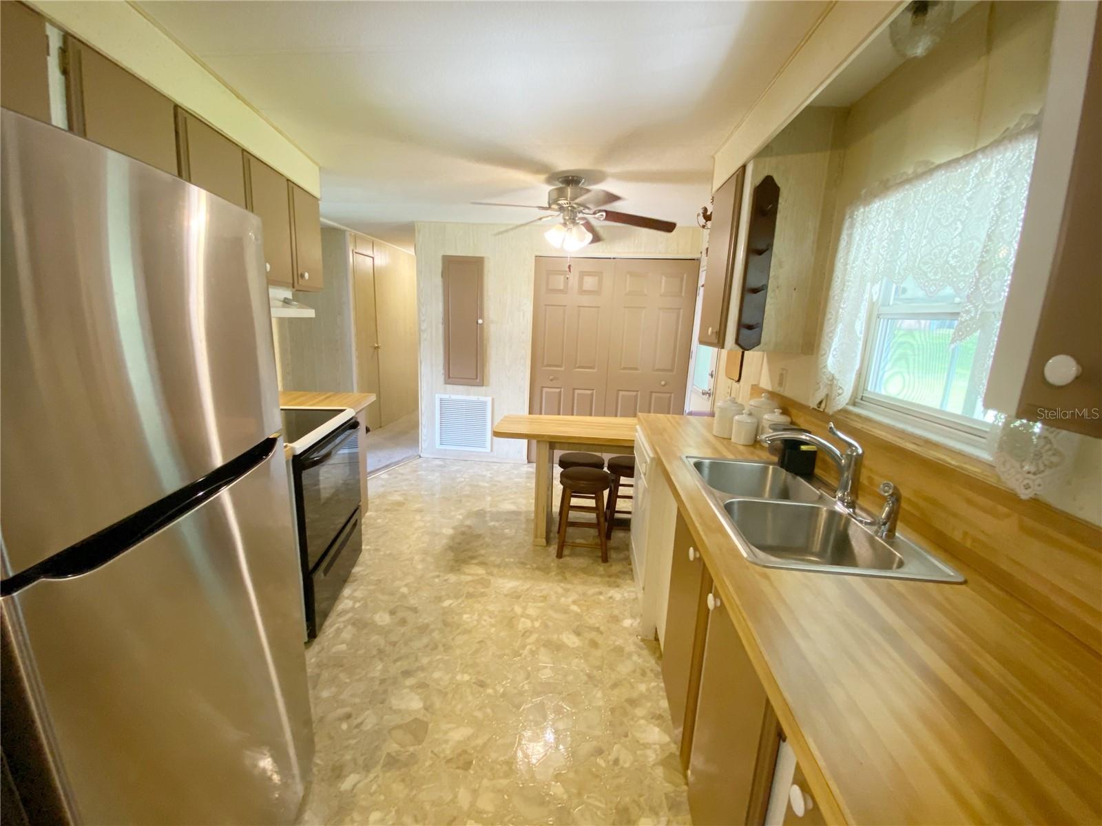 LADY LAKE OAK GROVE MOBILE HOME UNIT 01 - Residential