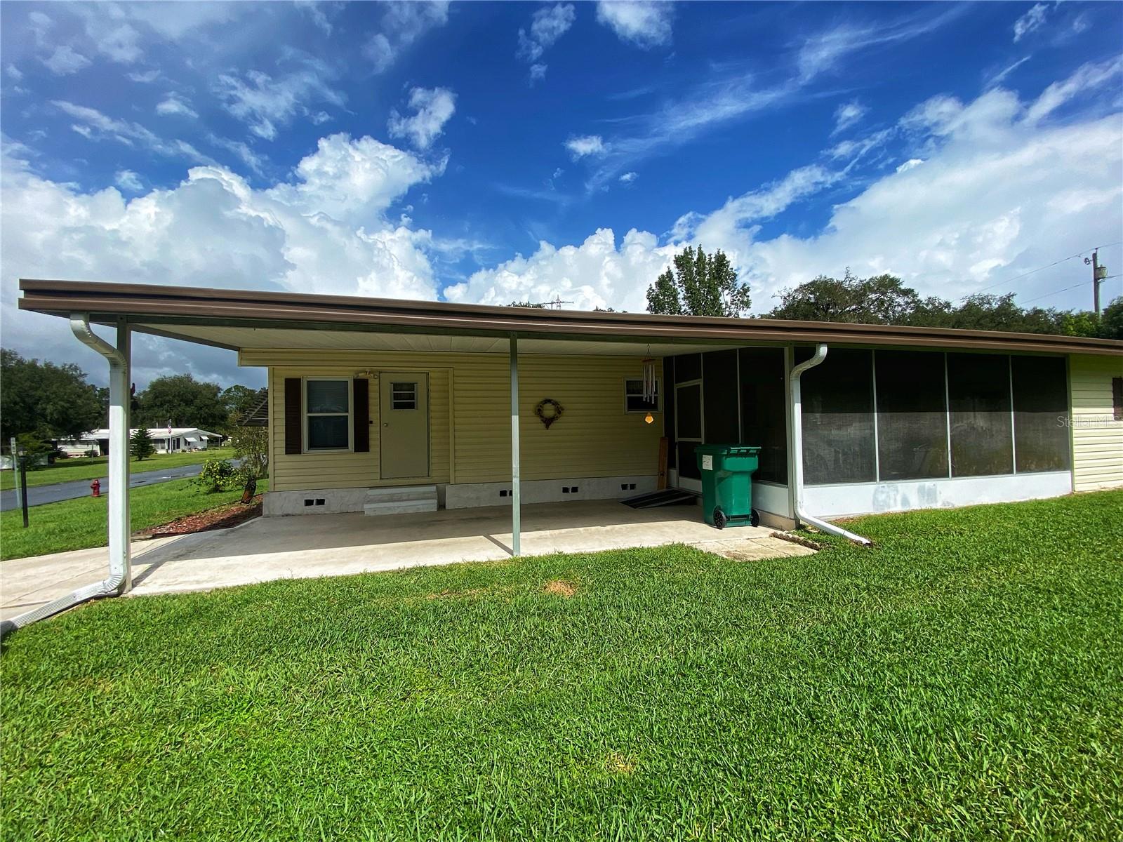 LADY LAKE OAK GROVE MOBILE HOME UNIT 01 - Residential