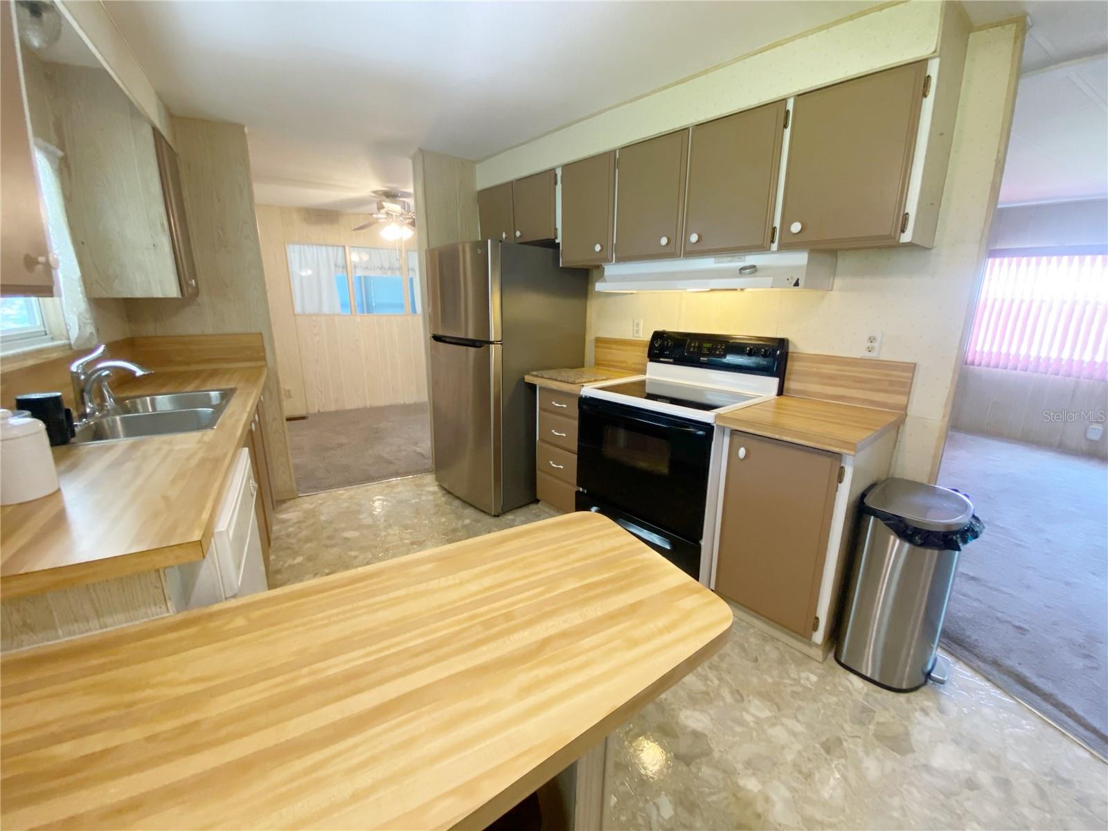 LADY LAKE OAK GROVE MOBILE HOME UNIT 01 - Residential