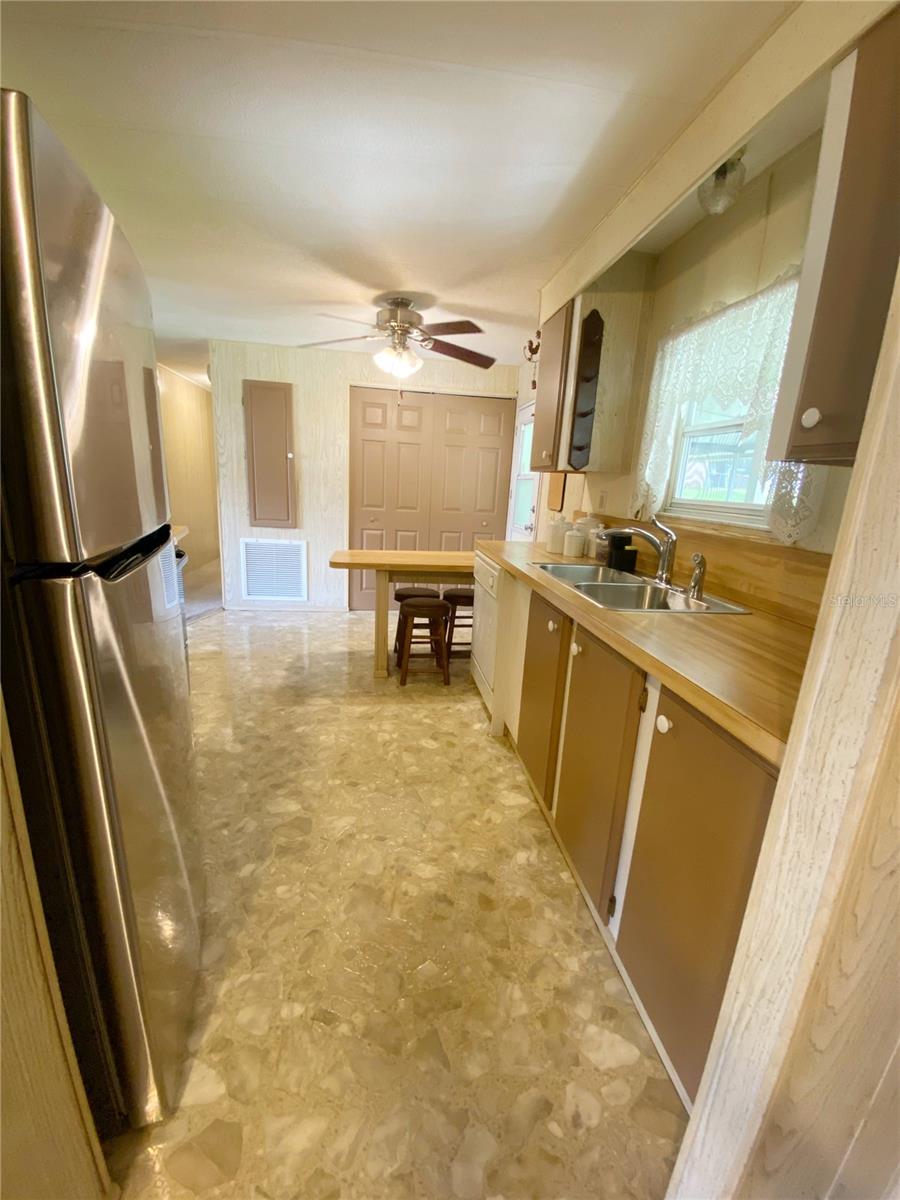 LADY LAKE OAK GROVE MOBILE HOME UNIT 01 - Residential