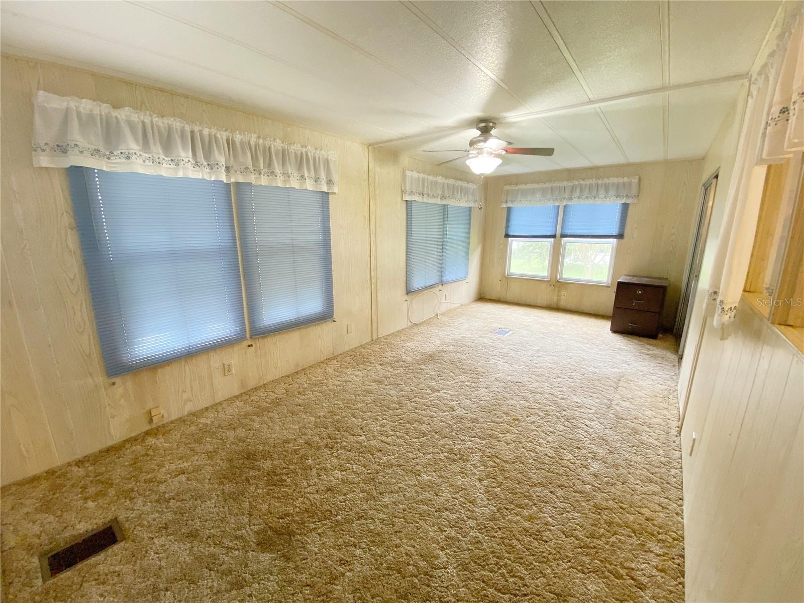 LADY LAKE OAK GROVE MOBILE HOME UNIT 01 - Residential