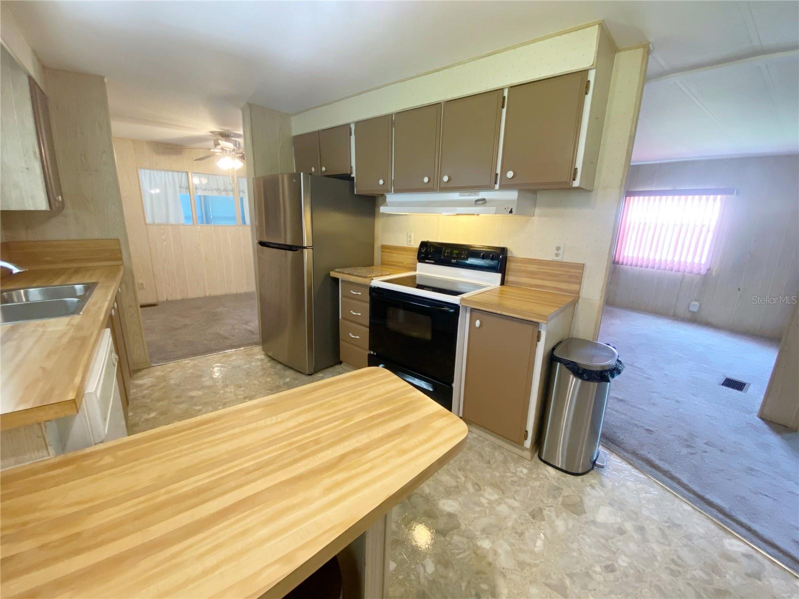 LADY LAKE OAK GROVE MOBILE HOME UNIT 01 - Residential